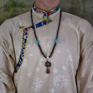 Collier Om Mani Padme Hum | Turquoise & bois de santal | Bijou tibétain. Collier Om Mani Padme Hum orné de la conque shankha bouddhiste, bois de santal et perle de turquoise des femmes tibétaines du Dolpa.