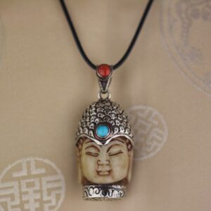 Pendentif Newar Bouddha en jaspe | Argent 925 | Artisanat Newar du Népal. Découvrez ce magnifique pendentif Newar Bouddha en jaspe, corail rouge, turquoise et argent 925.