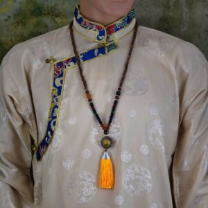 Collier conque bouddhiste | Shankha Dungdkar | Agate brune & bois de santal Collier conque bouddhiste en bois de santal et perle d'agate brune à pampille jaune des femmes tibétaines du Dolpa.