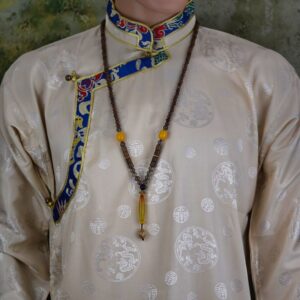 Collier tibétain | Bois de santal | Artisanat tibétain du Népal. Découvrez notre magnifique collier tibétain en bois de santal orné d'une agate jaune éclatante en son centre.
