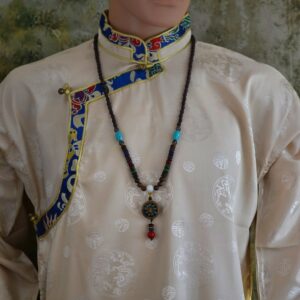 Collier Kalachakra | Turquoise & bois de santal | Harmonie tibétaine. Découvrez ce magnifique collier Kalachakra Bouddhiste, une pièce unique et raffinée, qui allie harmonieusement la turquoise et le bois de santal