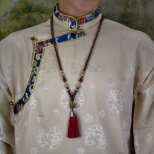 Collier perle tibétaine - Agate, Lotus & Bois de santal | Artisanat féminin du Dolpa, Népal. Collier ethnique perle tibétaine en bois de santal, perle d'agate brune, graines de lotus et pampille rouge des femmes tibétaines du Dolpa.