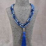 Mala bouddhiste 108 perles de sodalite bleue | Authentique mala tibétain. Juzu Nenju chapelet bouddhiste japonais. Découvrez notre mala bouddhiste, également appelé rosaire ou chapelet bouddhiste, composé de 108 perles nouées en sodalite bleue. Nenju chapelet bouddhiste japonais.