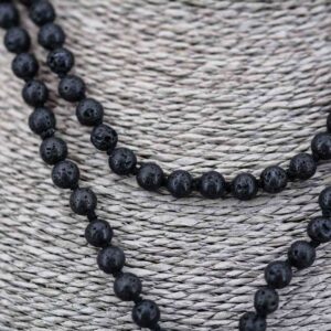 Mala japamala collier lave chapelet ou rosaire bouddhiste artisanat ethnique de l'Himalaya Tibet Chine