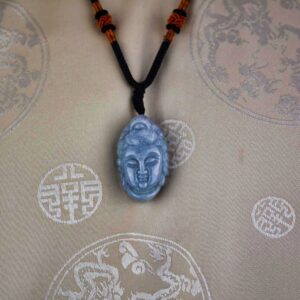 Pendentif jade représentant Guanyin bodhisatva Avalokitasvara. Artisanat du Tibet. Bijou d'Asie.