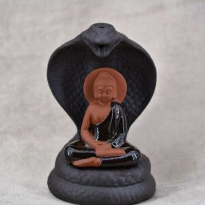 Fontaine backflow en céramique émaillée à flux inversé d'encens qui représente Bouddha abrité par le cobra. C'est l'accessoire parfait pour les séances de méditation, relaxation, reiki et yoga.