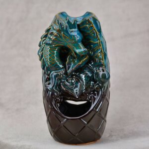 Fontaine à encens Dragon en céramique émaillée à flux inversé, arborant un double décor unique : un dragon majestueux d'un côté et une cascade de feuilles de l'autre.