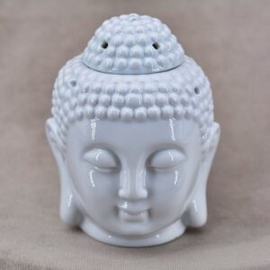 Découvrez notre diffuseur d'huiles essentielles en porcelaine blanche dans un style zen, représentant la tête de Bouddha. Parfaitement adapté à l'aromathérapie, ainsi qu'aux séances de méditation, de reiki, de yoga, de massage thérapeutique et de relaxation.