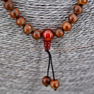 Collier chung dzi Mala japamala chapelet ou rosaire bouddhiste artisanat ethnique de l'Himalaya Tibet Chine