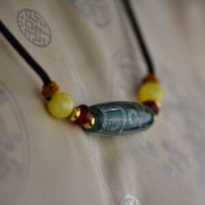 Pendentif Agate dzi à 9 yeux | Chung dzi | Tradition et culture de l'Himalaya. Pendentif ethnique tibétain, agate dzi à 9 yeux et deux perles d'agate jaune.