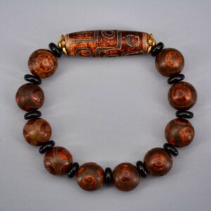 Découvrez l'authentique bracelet artisanal de l'Himalaya de la Boutique Zen Himalayan-eshop. Conçu avec des agates à 9 et 3 yeux, ce bijou traditionnel du Tibet symbolise la richesse, la santé et le bonheur. Une création unique pour hommes et femmes. Explorez la richesse de l'artisanat tibétain aujourd'hui.