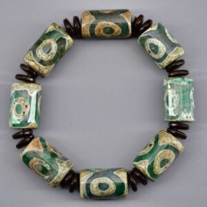 Découvrez le bracelet bouddhiste de protection de la Boutique Zen Himalayan-eshop. Bijou artisanal unique en agate verte, symbole d'honneur, de longévité et de bonheur, conçu à Shigatse, Tibet. Une véritable protection spirituelle à portée de main.