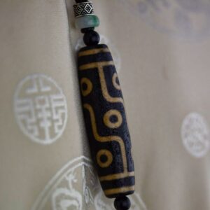 Pendentif chung dzi patine antique artisanat ethnique de l'Himalaya Tibet Chine