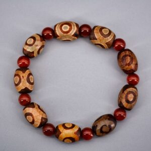 Authentique bracelet tibétain en perles dzi d'agate à 3 yeux. Bracelet porte bonheur himalayen.