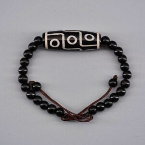 Explorez la Boutique Zen Himalayan-eshop et découvrez notre bracelet dzi tibétain pour homme et femme, un bijou artisanal et unique en agate noire et onyx noir, symbole de richesse et de santé. Conçu à Shigatse, Tibet.