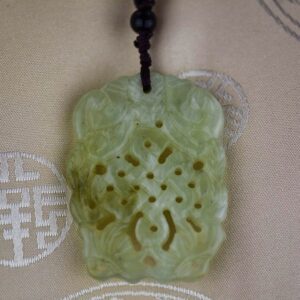Pendentif en jade sculpté "Nœud Infini" (Endless Knot / Shrivatsa) - Symbole bouddhiste Découvrez notre magnifique pendentif en jade sculpté, finement sculpté sur ses deux faces pour mettre en valeur le célèbre "Nœud Infini" ou "Shrivatsa"