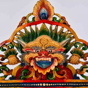 Autel bouddhiste en bois Lions des neiges, Chapu et Om tibétain. Artisanat du Népal Swayambhunath à Katmandou.