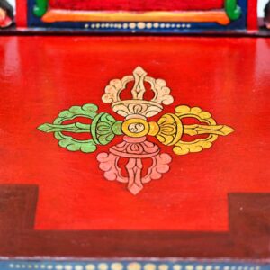 Autel bouddhiste en bois Lions des neiges, Chapu et Om tibétain. Artisanat du Népal Swayambhunath à Katmandou.