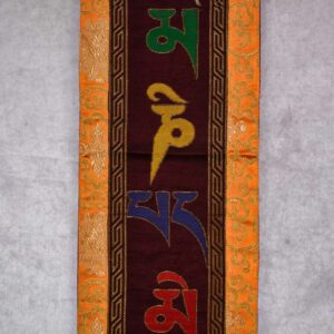 Bannière bouddhiste, mantra OM MANI PADME HUM. 100% brocart de soie. Artisanat tibétain du Népal.
