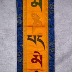 Banniere bouddhiste, mantra OM MANI PADME HUM. 100% soie. Artisanat tibétain Népal. Décoration au style et ambiance de l'Himalaya