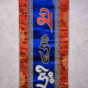 Bannière murale bouddhiste brocart, décoration mantra OM MANI PADME HUM. Artisanat tibétain du Népal. Décoration au style et ambiance de l'Himalaya.
