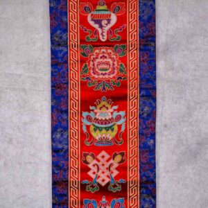 Bannière tibétaine bouddhiste brocart, signes auspicieux. Artisanat tibétain du Népal. Décoration spirituelle au style et ambiance de l'Himalaya.