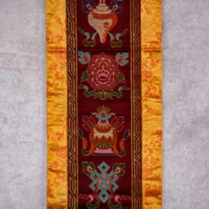 Bannière tibétaine brocart, signes auspicieux. Artisanat tibétain du Népal. Décoration spirituelle bouddhiste au style et ambiance de l'Himalaya.