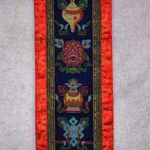 ban284-rouge Bannière bouddhiste brocart, signes auspicieux. Artisanat tibétain Népal. Décoration au style et ambiance de l’Himalaya ( (3)
