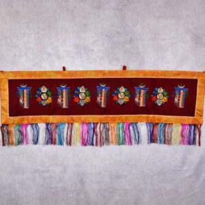 Bannière bouddhiste brocart, signes auspicieux et Kalachakra. Artisanat tibétain Népal. Décoration au style et ambiance de l'Himalaya