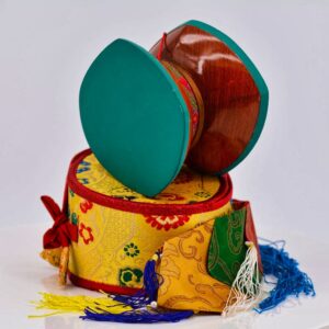 Damaru instrument de musique tibétain tambour de rituel bouddhiste. Artisanat de l'Himalaya. Bodnath Katmandou Népal.