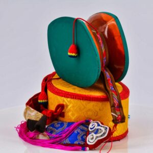Découvrez le Damaru tambourin tibétain chez Boutique Zen Himalayan-eshop. Cet instrument bouddhiste unique joue un rôle crucial dans le rituel et cérémonie bouddhiste.