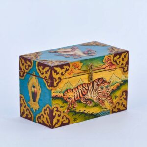 Coffret boite en bois | Artisanat tibétain | Décor du Tigre de l'Himalaya. Ce coffret boite ethnique est un objet de décoration d'intérieur en bois, représentant le tigre de l'Himalaya.