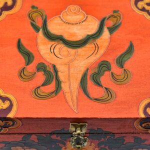 Décoration d'intérieur. Boite coffre ethnique tibétain. Conque shankha bouddhiste, lotus et trésor tibétain. Artisanat tibétain Népal