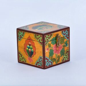 Boîte en bois tibétaine artisanale : Découvrez l'artisanat authentique de l'Himalaya. Découvrez cette magnifique "boîte en bois tibétaine" : un objet de décoration d'intérieur en bois.