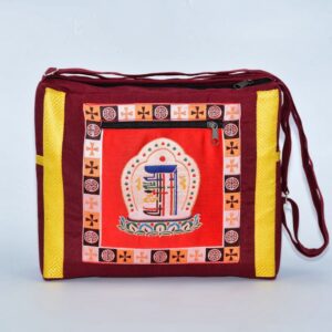 Découvrez l'artisanat authentique du Bhoutan sur la Boutique Zen Himalayan-eshop. Notre sac de moine bouddhiste, confectionné avec soin, est une représentation parfaite de la riche culture et des traditions bhoutanaises. Parfait pour enrichir votre quotidien de spiritualité et de sérénité.