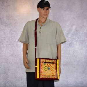 Emportez un morceau de l'artisanat népalais partout avec le sac ethnique tibétain de la Boutique Zen Himalayan-eshop. Design unique de Dorje Vajra, couleur safran inspirée des robes des moines bouddhistes. Un mélange de praticité et de culture. Visitez-nous!