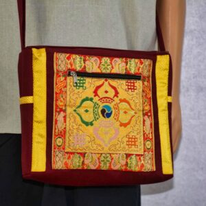 Emportez un morceau de l'artisanat népalais partout avec le sac ethnique tibétain de la Boutique Zen Himalayan-eshop. Design unique de Dorje Vajra, couleur safran inspirée des robes des moines bouddhistes. Un mélange de praticité et de culture. Visitez-nous!