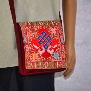 Imprégnez-vous de l'esprit du bouddhisme avec notre sac bandoulière de moine tibétain, directement de l'artisanat du Népal. Un accessoire pratique et emblématique, avec un motif du nœud infini et une couleur safran inspirée des robes monastiques. Achetez-le maintenant chez Boutique Zen Himalayan-eshop !