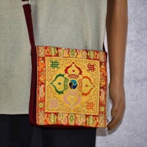 Découvrez le sac tibétain de la Boutique Zen Himalayan-eshop, un accessoire artisanal du Népal, porté traditionnellement par les moines bouddhistes. Avec son motif dorje vajra, sa couleur safran et sa praticité, c'est le compagnon idéal pour un style ethnique et spirituel.