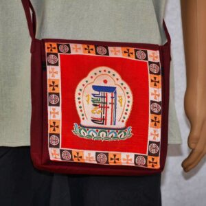 Découvrez le Sac Ethnique Bhoutanais Kalachakra sur Boutique Zen Himalayan-eshop. Conçu avec un mélange de coton et de synthétique, ce sac bhoutanais authentique aux motifs traditionnels offre une fonctionnalité optimale. Idéal pour toutes les saisons, il est fabriqué au Bhoutan.