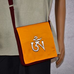 Découvrez le sac du Népal de la Boutique Zen Himalayan-eshop, un authentique accessoire ethnique népalais aux motifs brodés Om tibétains. Pratique et de qualité supérieure, il ajoute une touche d'exotisme et de spiritualité à votre quotidien. Commandez le vôtre aujourd'hui !