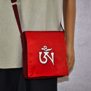 Découvrez le sac du Népal de la Boutique Zen Himalayan-eshop, un authentique accessoire ethnique népalais aux motifs brodés Om tibétains. Pratique et de qualité supérieure, il ajoute une touche d'exotisme et de spiritualité à votre quotidien. Commandez le vôtre aujourd'hui !