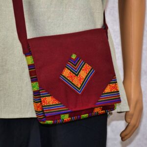 Découvrez le sac bhoutanais Lama Bouddhiste de la Boutique Zen Himalayan-eshop. Un accessoire traditionnel mêlant fonctionnalité et esthétisme. Fabriqué au Bhoutan, il arbore un motif ethnique traditionnel et une couleur safran.