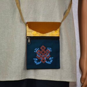 Pochette bandoulièrre. Noeud infini signe auspicieux bouddhiste. Artisanat ethnique Nepal