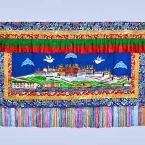 Décoration des monastères tibétains | Thangka du Potala | Brocart de soie 1,90 m x 1,25 m. Découvrez notre sélection de décoration des monastères tibétains et offrez-vous un véritable trésor de l'art tibétain.
