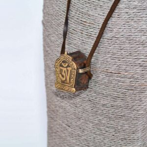 Pendentif Ghau-Gao Talisman amulette charme bouddhiste. Reliquaire en bronze Om tibétain. Tibet