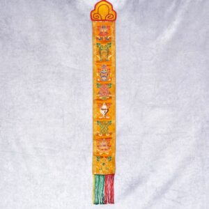 Bannière Ashtamangala Tashi tagye en brocart de soie, les huit signes auspicieux du bouddhisme. Artisanat sacré tibétain du Népal. Décoration au style et ambiance de l'Himalaya.