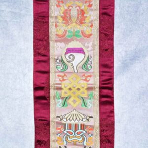 Bannière Tashi tagye bouddhiste brocart de soie, signes auspicieux. Artisanat tibétain Népal. Décoration des monastères bouddhistes au style et ambiance de l'Himalaya.