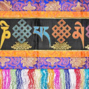 Bannière du bouddhisme brocart de soie, nœud infini - Om mani padme. Artisanat tibétain Népal. Décoration murale sacrée au style et ambiance de l'Himalaya.