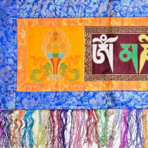 Bannière mantra bouddhiste brocart de soie Joyaux et trésor - Om mani padme. Artisanat sacré tibétain du Népal. Décoration au style et ambiance de l'Himalaya.